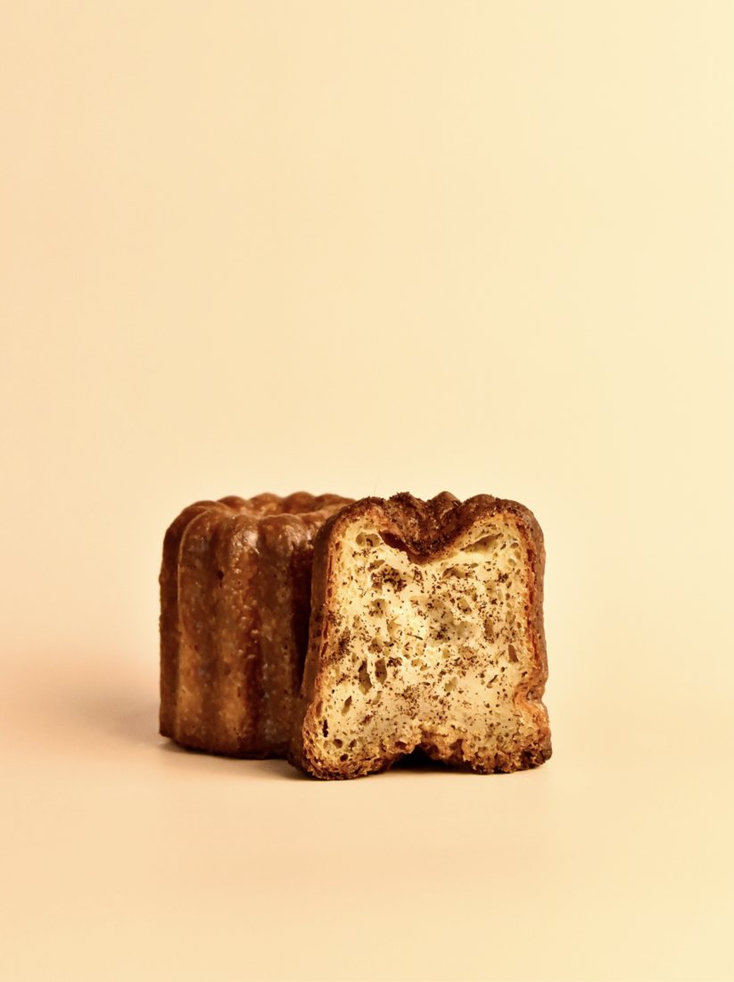 Cannelé sur fond pêche