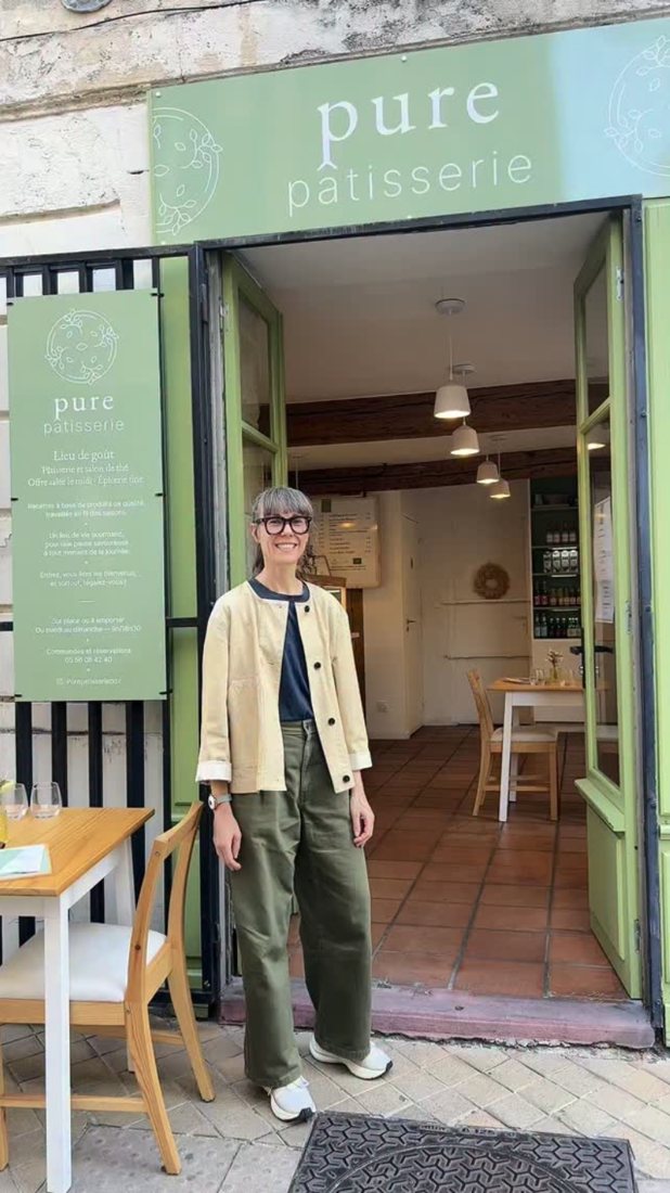 Façade de Pure Pâtisserie : volets vert amande, enseigne « pure / pâtisserie »